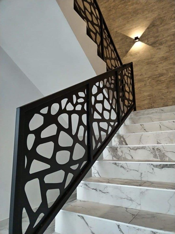 Rampe en aluminium installée sur un balcon extérieur
