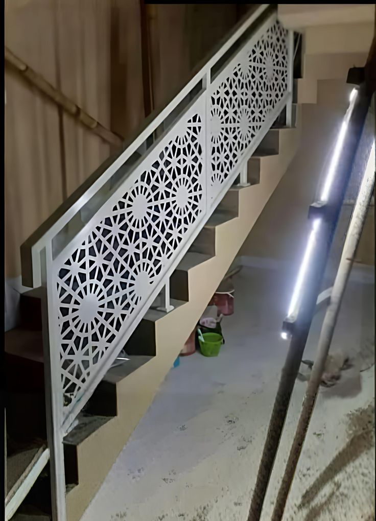 Rampe d'escalier au design moderne en fer et aluminium