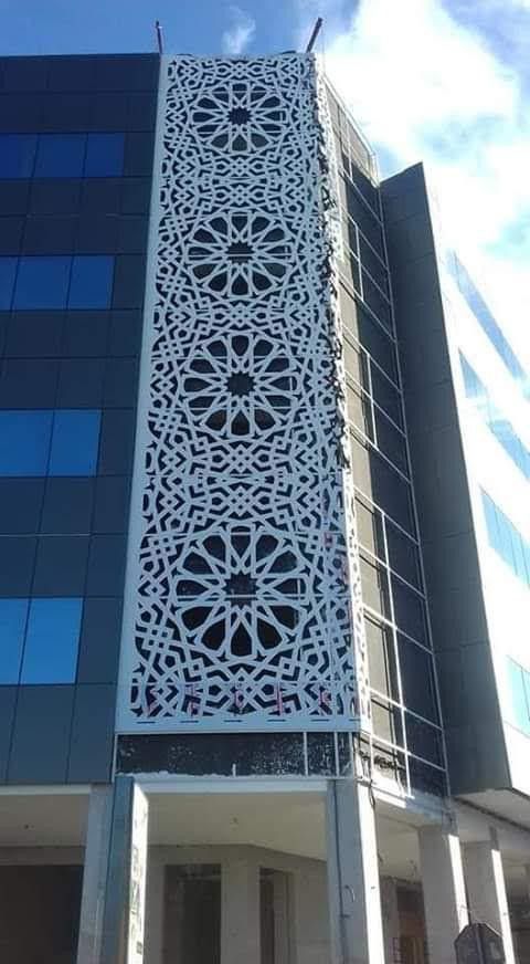 لقطة مقربة على تشطيب وتجميع حاجز الحماية